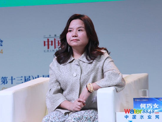 由《中國企業(yè)家》雜志社主辦的“2014(第十三屆)中國企業(yè)領袖年會”于12月12日-14日在北京舉行。上圖為北京東方園林董事長何巧女。(圖片來源:新浪財經(jīng) 梁斌 攝)