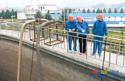 11月17日,市污水處理廠工作人員對氧化溝池底進行清淤(圖)