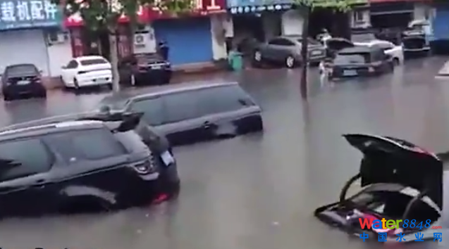 鄭州居民進入"看海"模式:居民隔著防洪圍擋“看海” 街頭泡水車隨浪起伏