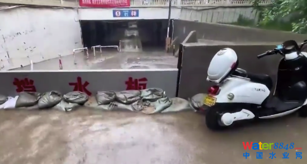 鄭州居民進入"看海"模式:居民隔著防洪圍擋“看海” 街頭泡水車隨浪起伏